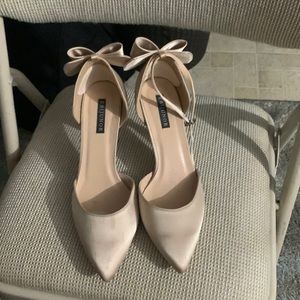 I’m selling heels. They have been worn once. They are clean and inexpensive.